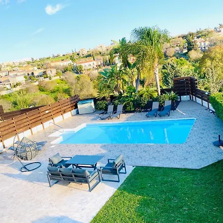 Acropolis 8 فيلة Klorakas