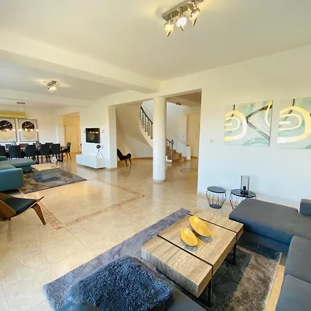 Acropolis 8 فيلة Klorakas