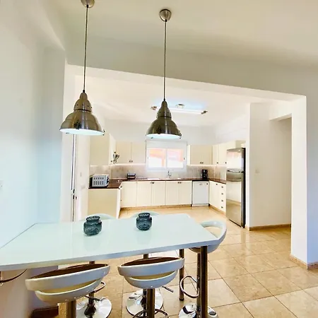 Acropolis 8 فيلة