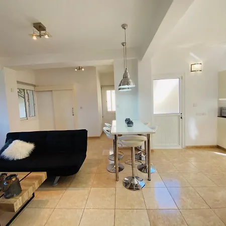 Acropolis 8 فيلة Klorakas