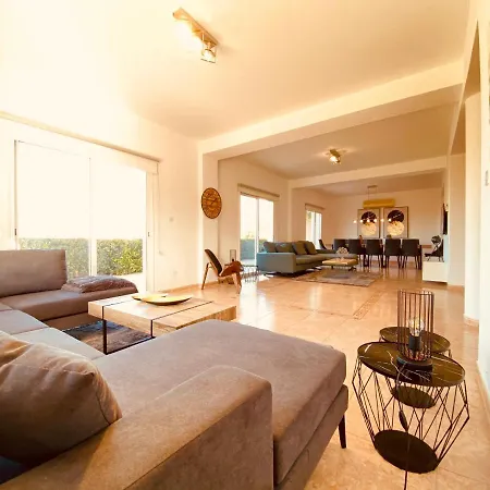 Acropolis 8 فيلة