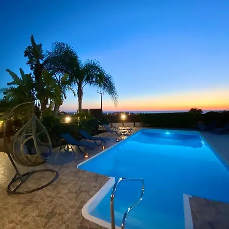 Acropolis 8 فيلة